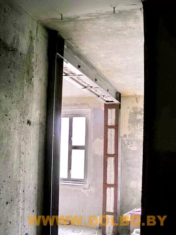 Проемы в стене панельного дома. Проем в панельном доме. проем в панельной стене. расширение дверного проема в панельном доме. проём в панельной пятиэтажке.
