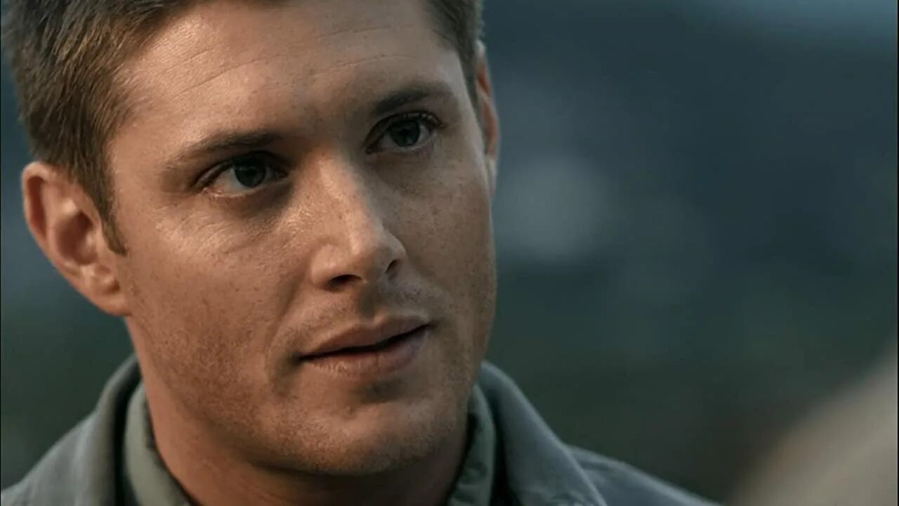 джон винчестер сверхъестественное. сверхъестественное 4 8. сэм винчестер в костюме фбр. сверхъестественное кадры. сверхъестественное 2005.