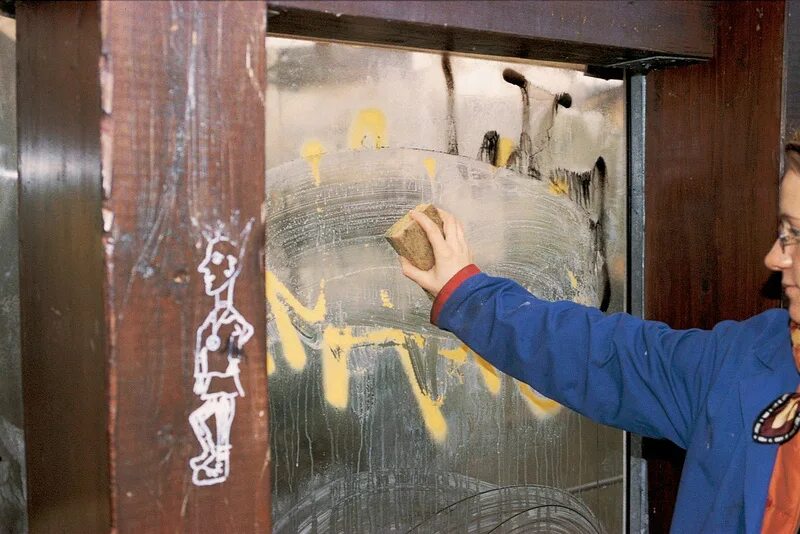 Очистить граффити. Вандализм красками. Граффити фонтан. Смывание граффити. Очистка граффити.