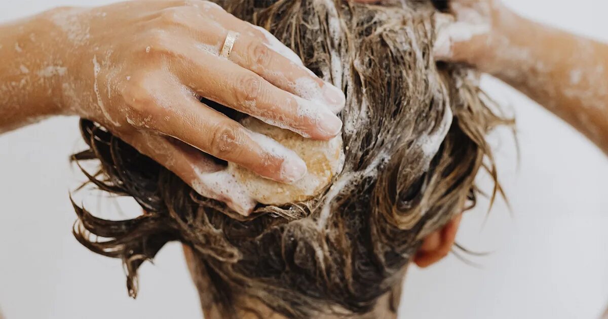 После мытья волосы сухие. Мытье головы. Ухоженные вымытые волосы. Шампунь для головы. Намыленные волосы.
