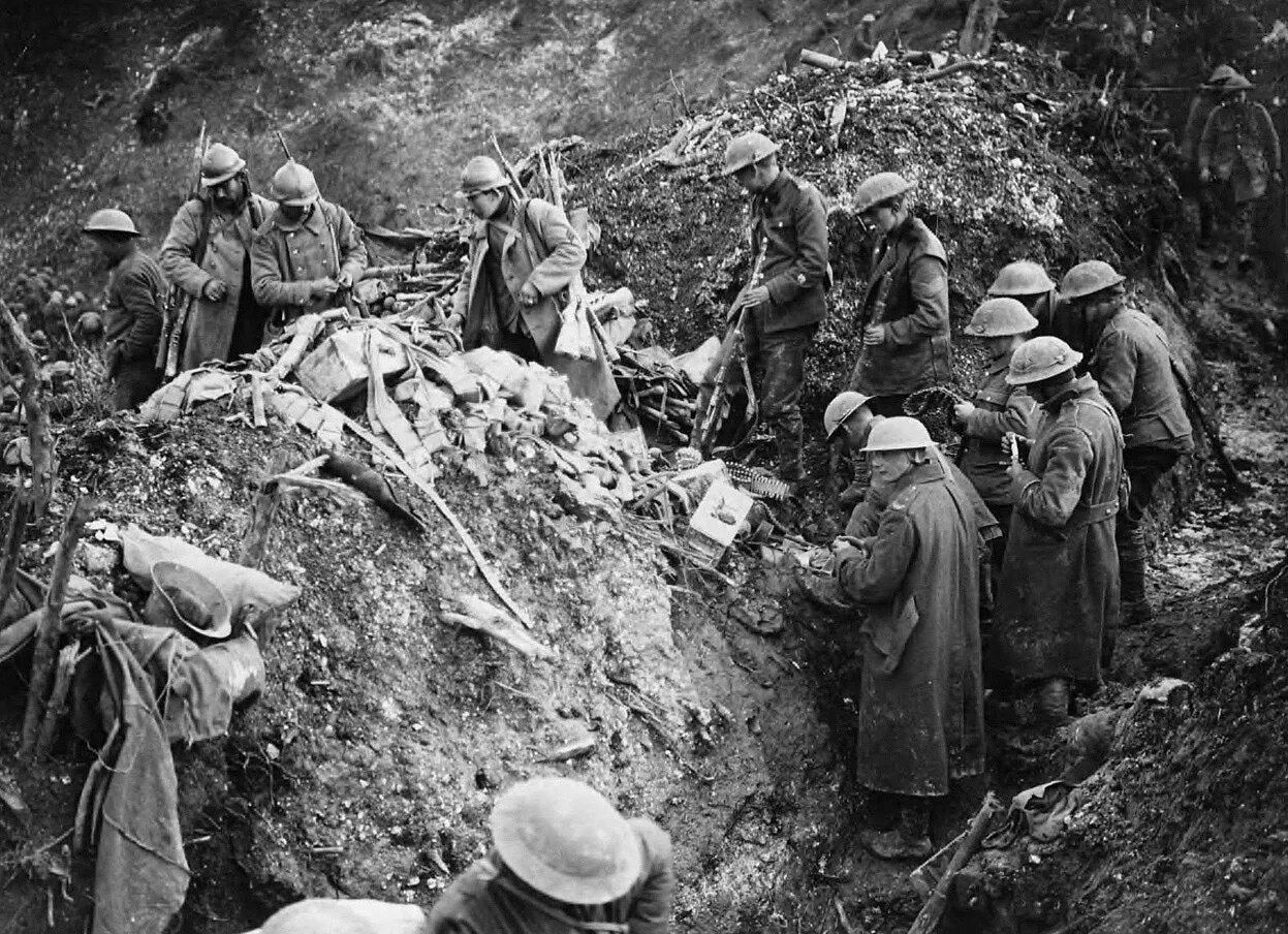 Во время первой мировой войны. Солдаты в окопе 1914.