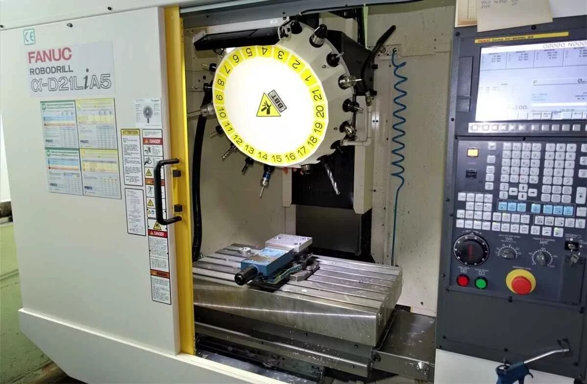 Обрабатывающий центр fanuc. Фрезерный станок fanuc robodrill. fanuc robodrill α d21mib. чпу fanuc 21. fanuc robodrill a d21lib.