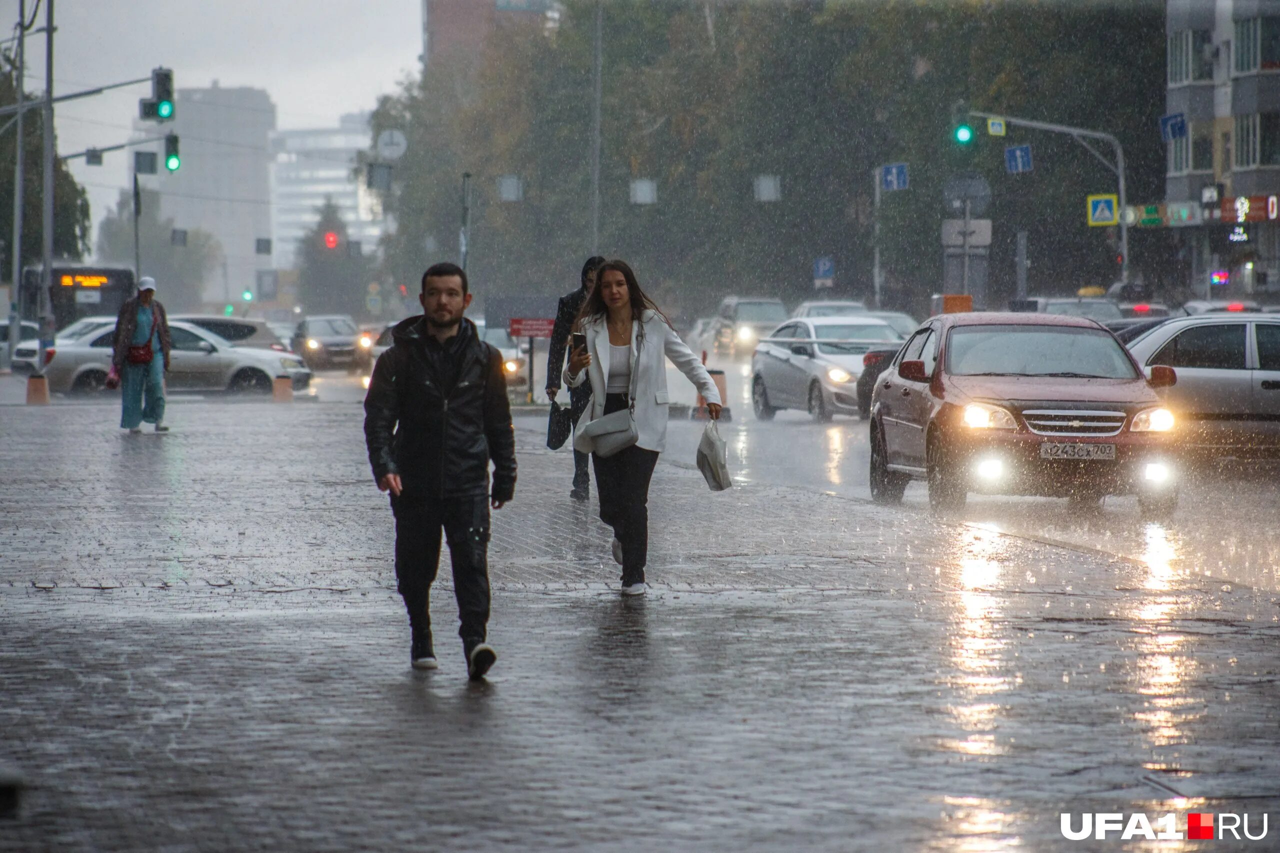 Осадки в уфе. Осень улица дождь. Сильный осенний ливень b xtkjdtr ,TP pjynf фото gif.
