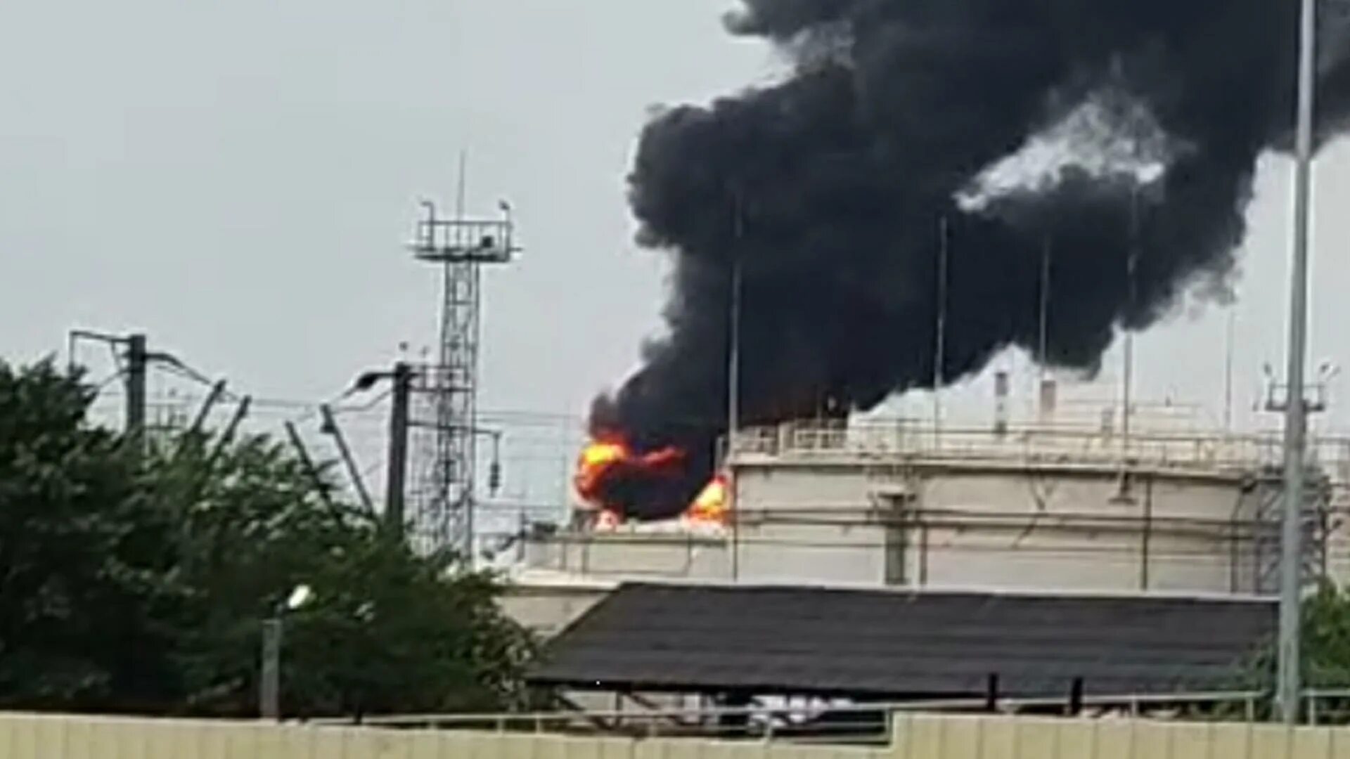 Пожар на кнпз в самаре. Пожара на НПЗ В Краснодаре. Пожар на заводе. Пожар на нефтебазе. Пожар на НПЗ.