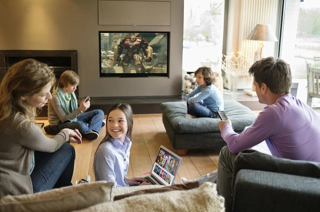 Плюсы интернета дома. Семья с гаджетами. Семья у телевизора. Современная семья. Интернет дома.