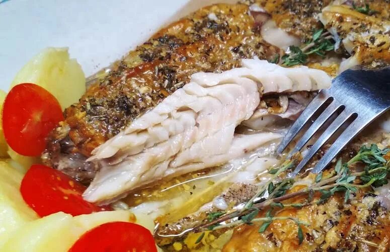 Минтай с картошкой, луком и морковью в духовке - рецепт приготовления с пошаговы