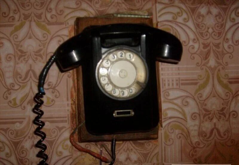 Телефон жкх советский. Телефонный аппарат в коммунальной квартире. Домашний телефон в квартире старый. Телефон в коммуналке. Квартирный телефон.