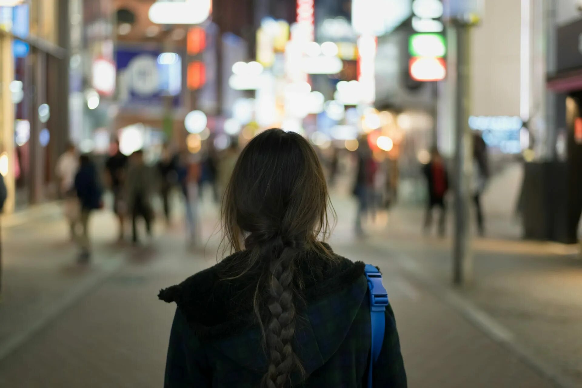 Girl alone in the crowd. Show feelings. Feel the street. Feel the street. Уличный фотограф.