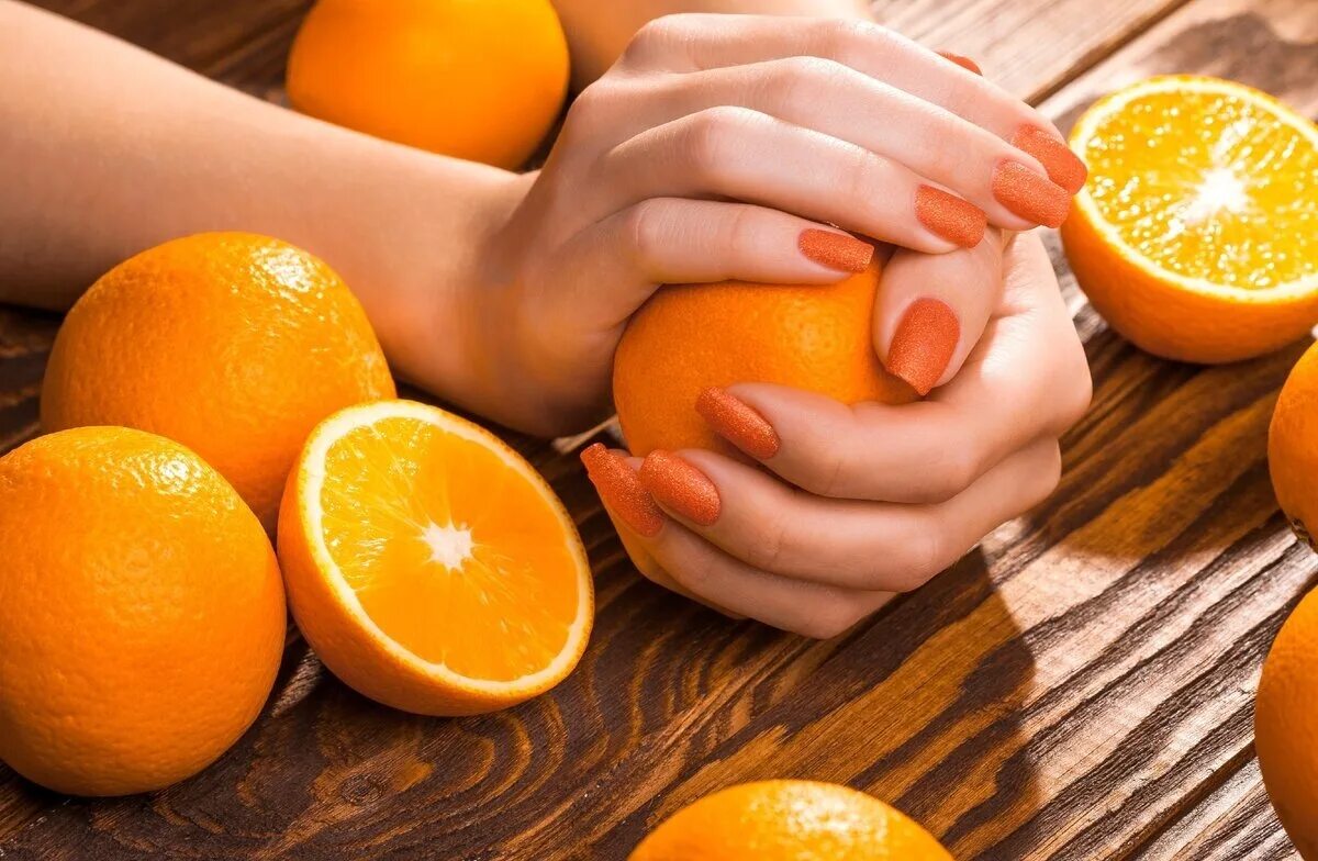 Массаж апельсинами. Апельсин в руке. Девушка с апельсинами. Массаж горячими апельсинами.