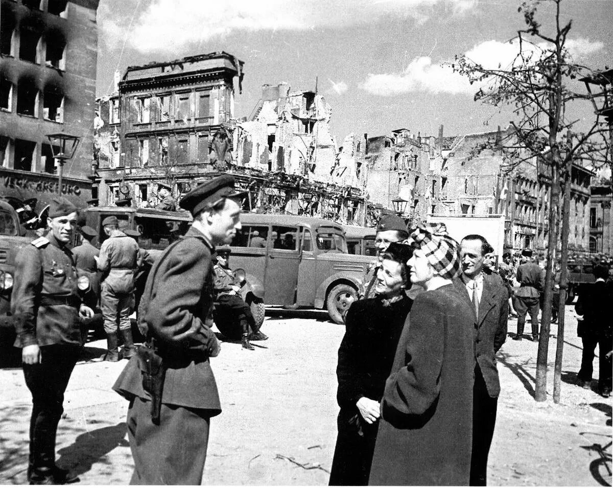 Германия после 1945. Германия советские солдаты в Берлине 1945. Советские войска в Германии 1945. Советские солдаты в Берлине 1945 года.