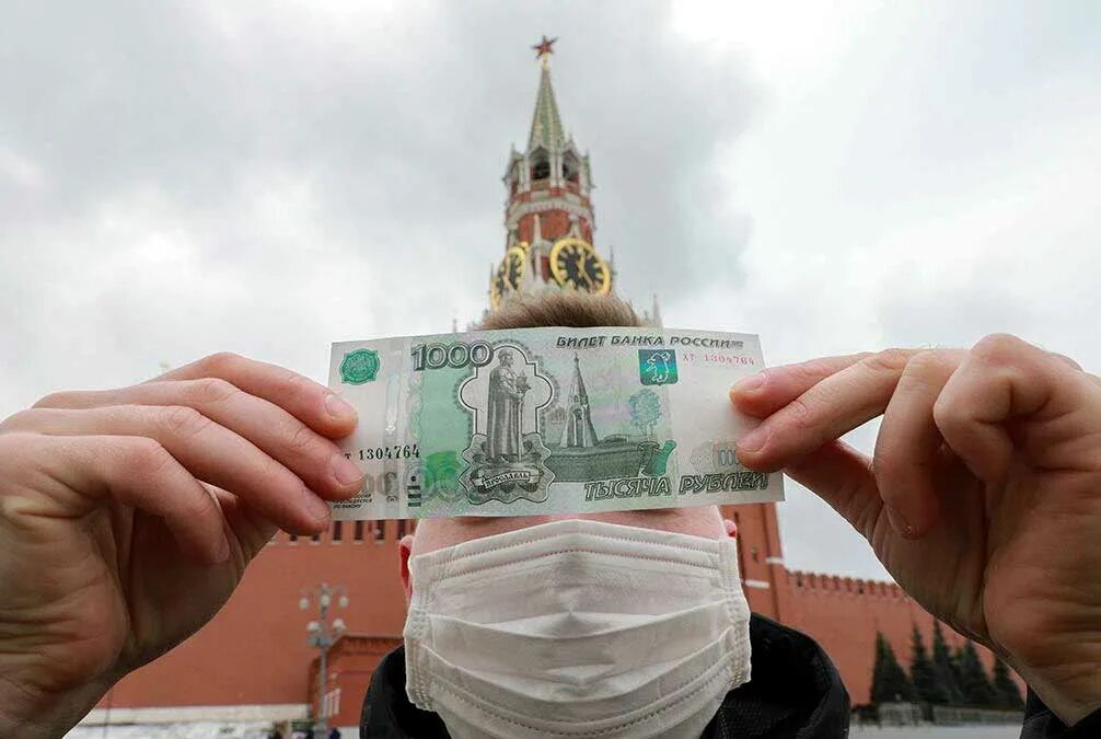 Поддержка российской экономики. Деньги на фоне Кремля. Кремль деньги. Рубль на фоне Кремля. Кремль на купюре.
