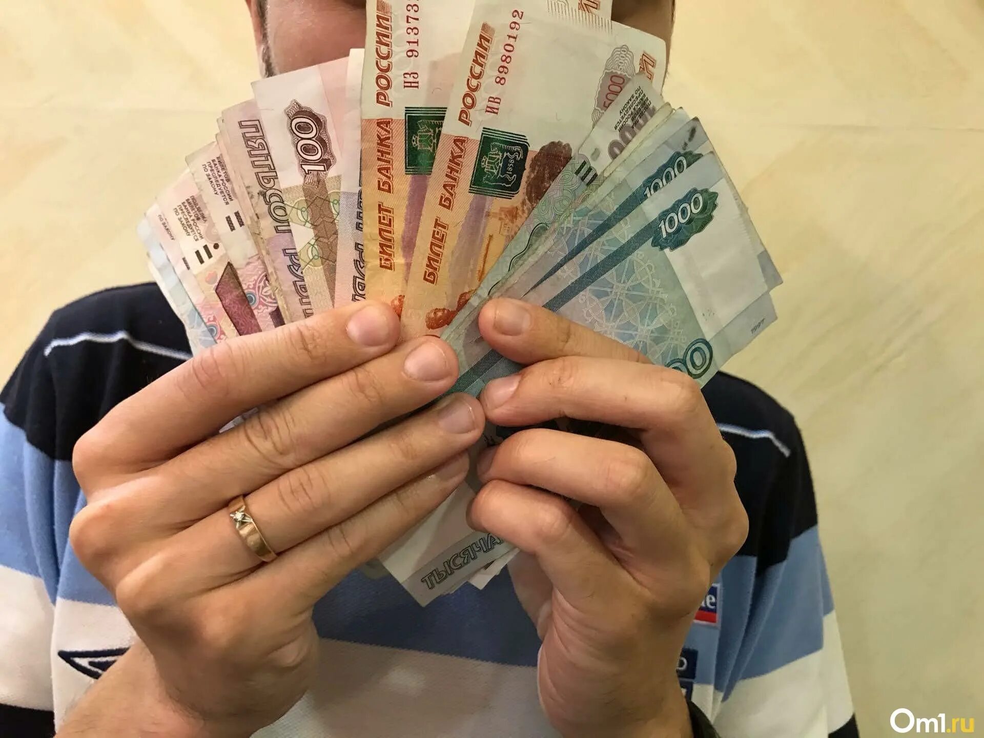 1 млн рублей штраф. Долги по зарплате. Человек отказывается от денег. Деньги в кассе. Деньги миллиард рублей.