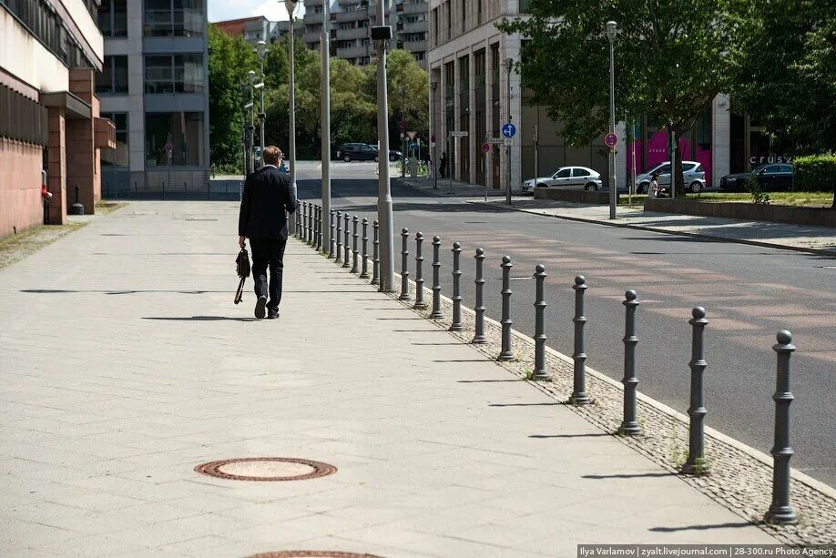 Тротуар в городе. Улица тротуар. Пешеходная дорожка в городе. Пешеход на тротуаре.