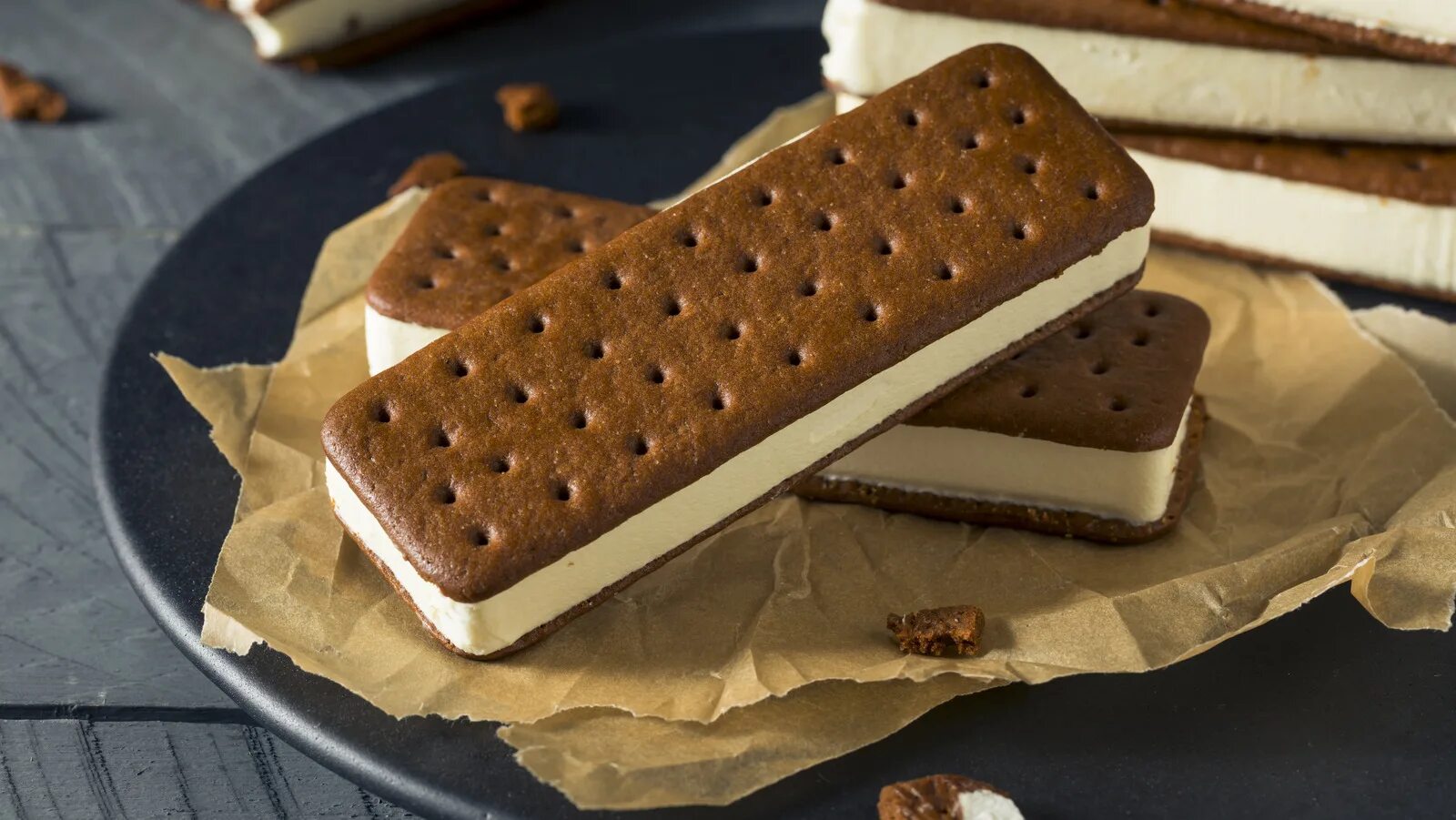 Ice cream like biscuits rice. Feiny biscuits petit sandwich cream. Торт из мороженого. Salty biscuits ice cream. Выпечка в заморозке.