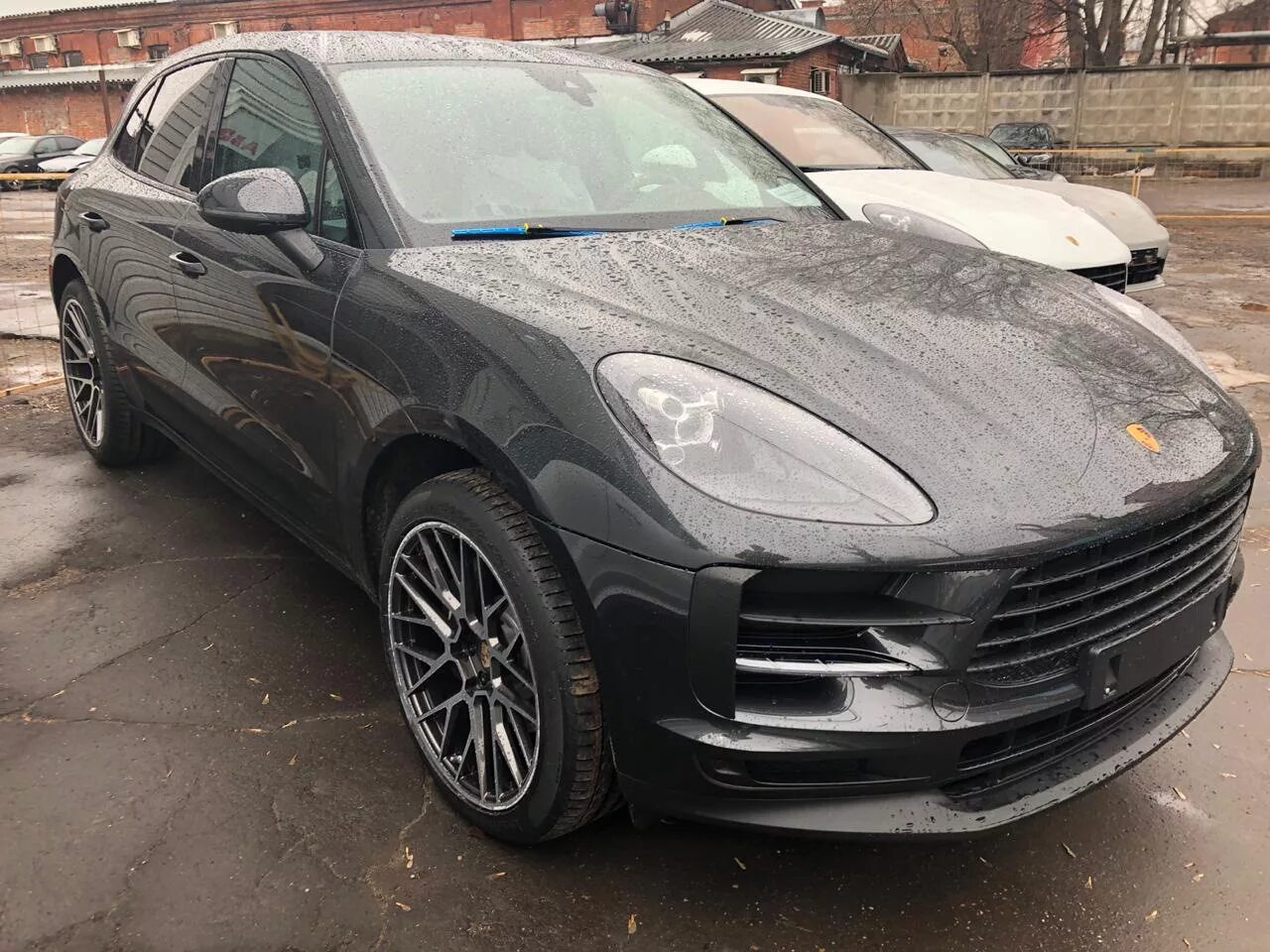 Amore 2 macan. Porsche Macan Sport Classic r21. Porsche Macan r18. Диски Порше Макан. Серый порш Макан 2015 тонированны.