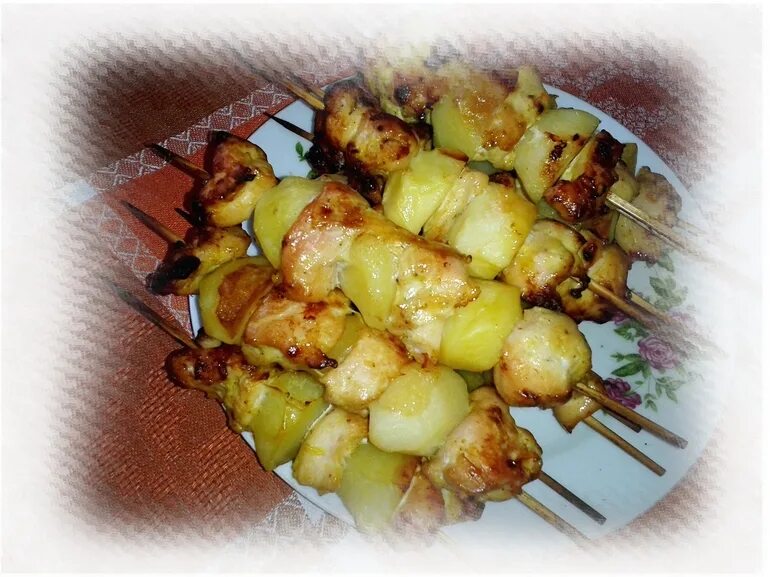 куриные шашлычки с ананасами на шпажках. курица на шпажках на картошке. курица с ананасами на шпажках. детские шашлычки из курицы на шпажках. шашлык на шпажках в духовке с ананасом.