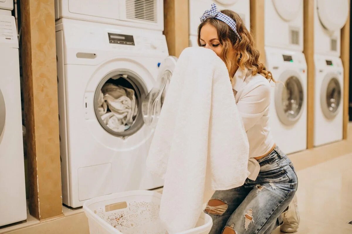 Как постирать полотенца в стиральной машине. Стиральная машина. Девушка в стиральной машине. Белая одежда стирка. Tomy стиральная машинка.