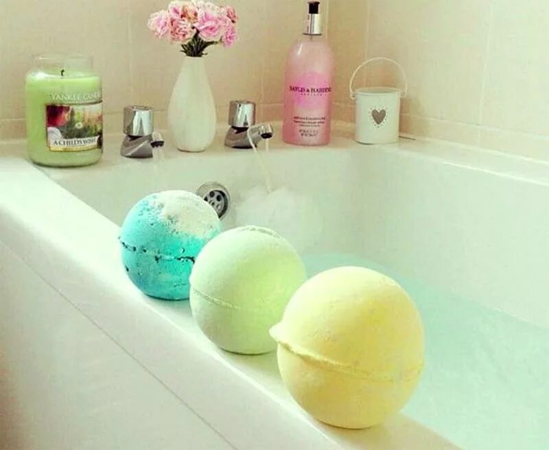 Ванна с шарами. Бомбочки для ванной. Бомбочка для ванны в ванне. Мыльные бомбочки для ванны. Бомбочки для ванны розовые.