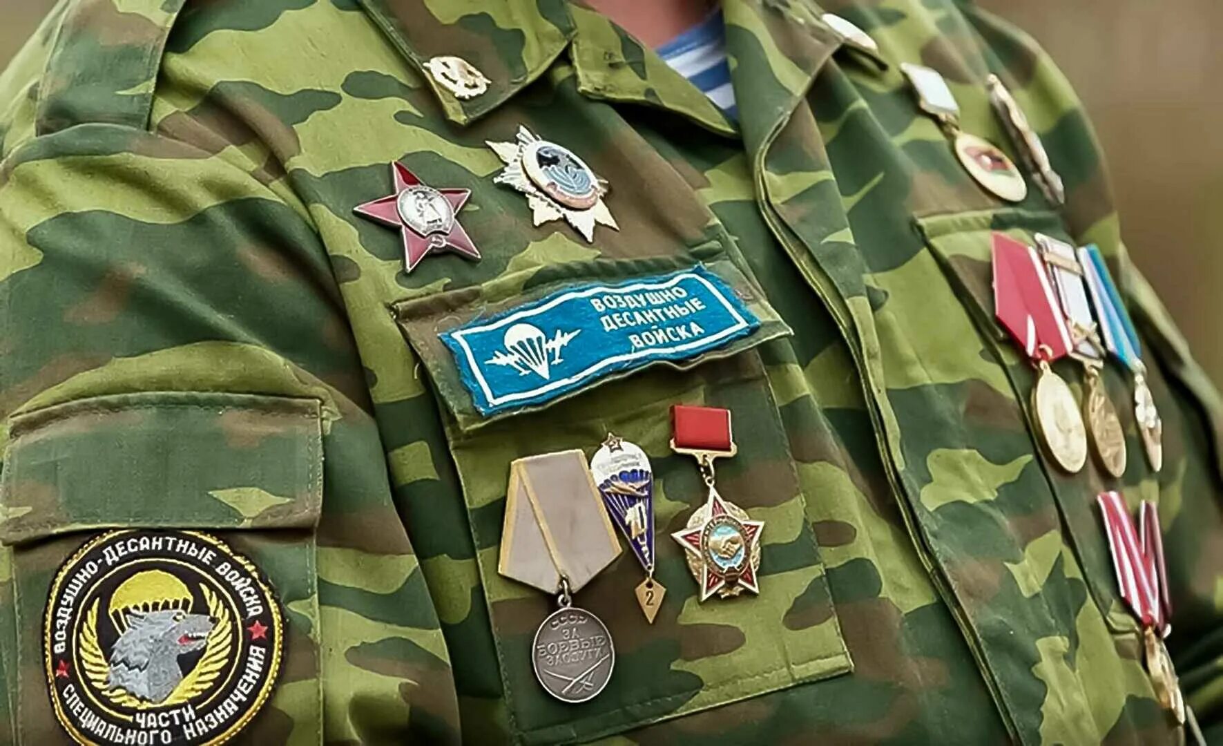 Военная форма с медалями. Медали на полевой форме. Медали на камуфляже. Медали на камуфляжной форме. Медали на военную форму