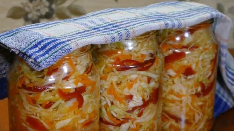 Перец морковкой на зиму. Салат с капустой на зиму. салат с капусты на зиму в банках. салат из капусты с перцем болгарским на зиму. капуста с болгарским перцем на зиму.