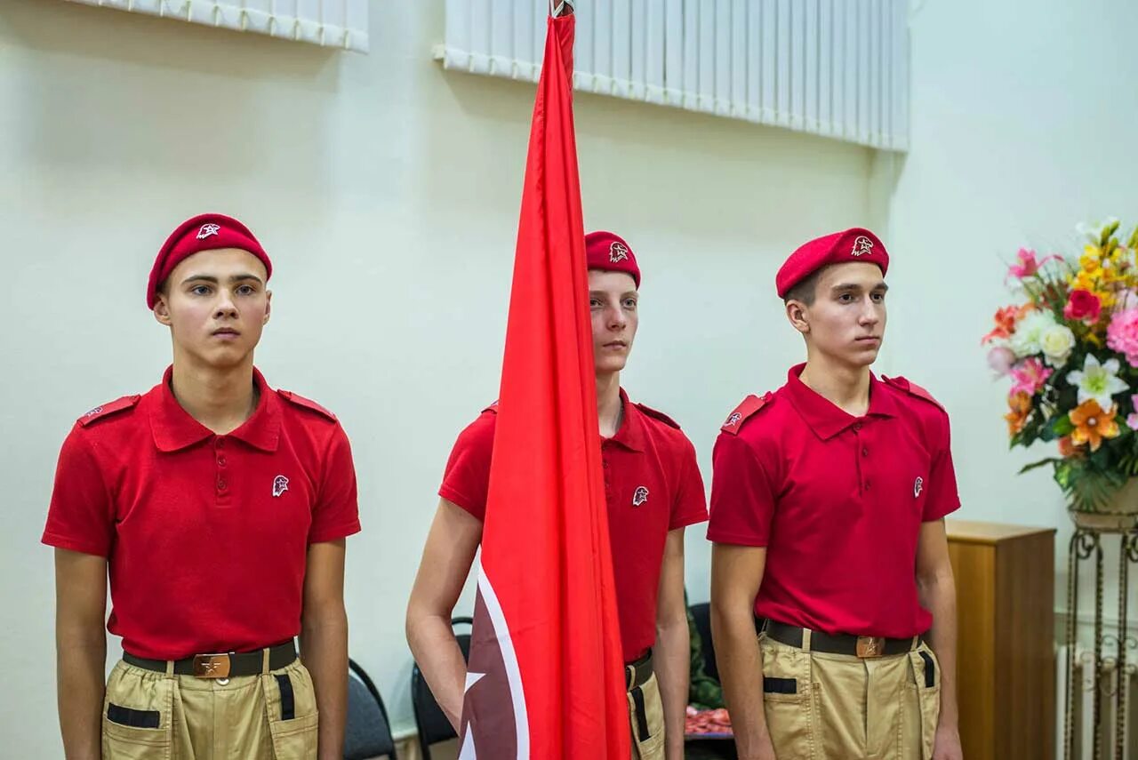 Берет юнармии. Юнармейская форма. Юнармия плакаты. Форма юнармейца. Костюмы юнармейцев.