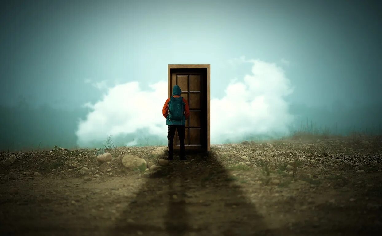 Дверь в новую жизнь. Открытая дверь. Человек за дверью. Дверь в пустоту. Сердцам людей откроем дверь