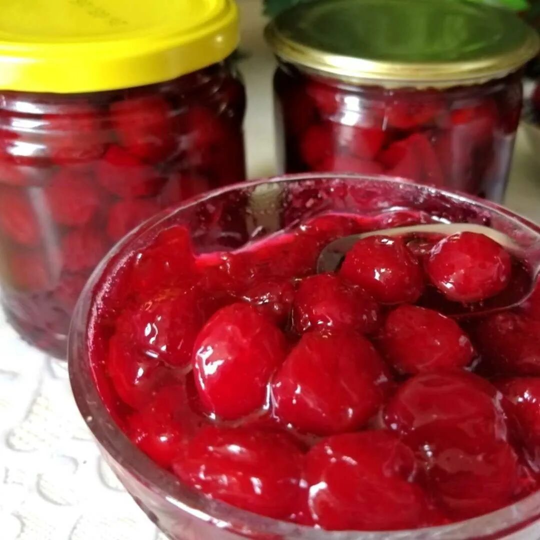 Рецепт вкусного варенья из вишни без косточек. Вишнёвое варенье без косточек пятиминутка. варенье из вишни. вишнёвое варенье с косточками. варенье из вишни с косточками на зиму.
