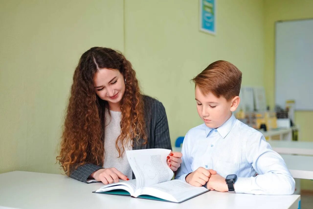 Ребенок с дневником. Как получить 5 в школе. Отметки в дневнике. Школьник с двойкой. Как получить 5 в школе.