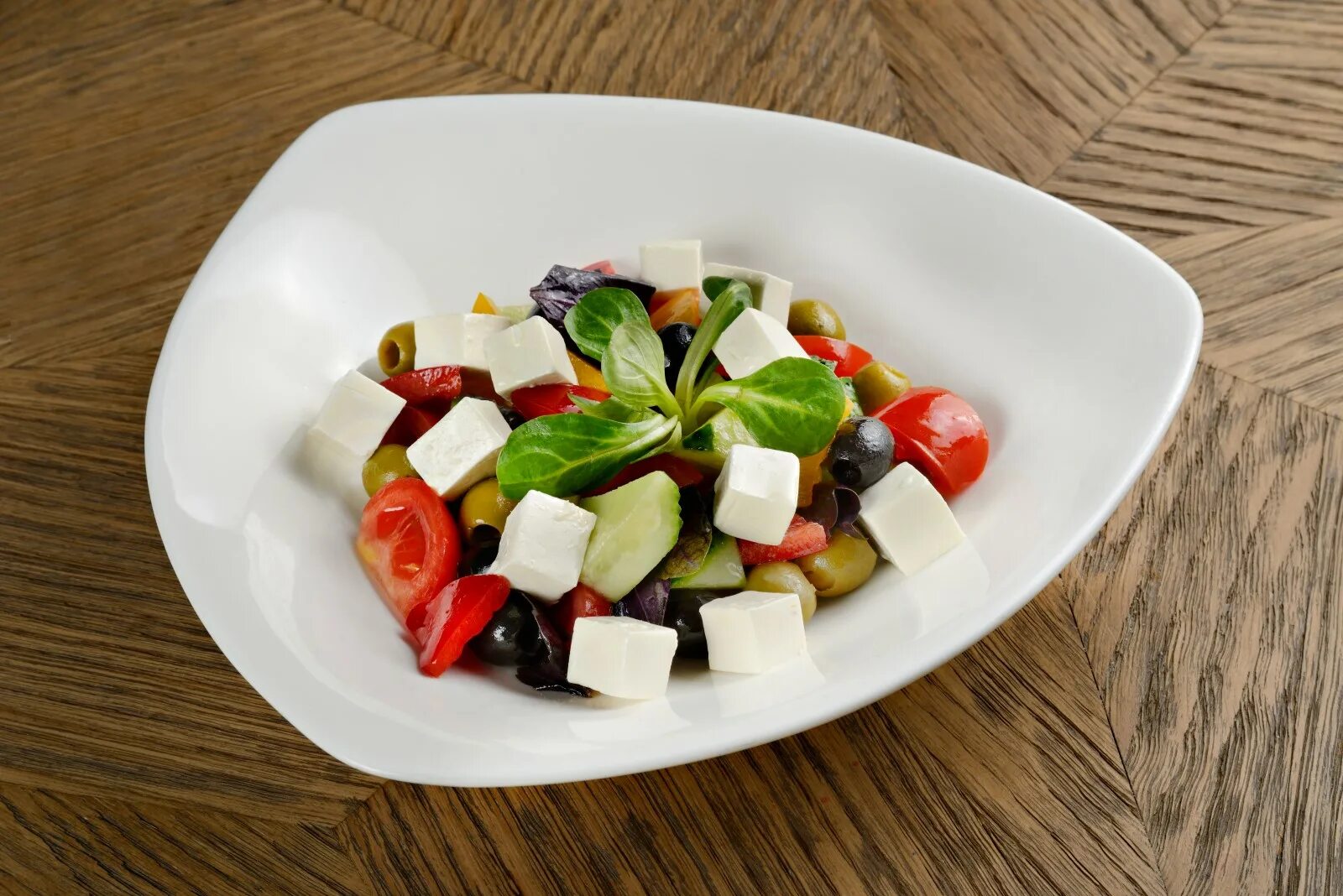Ресторан Пифагор греческий салат. Греческий салат ресторанная подача. Салат греческий красивая подача. Греческий салат в ресторане. Курица фетакса