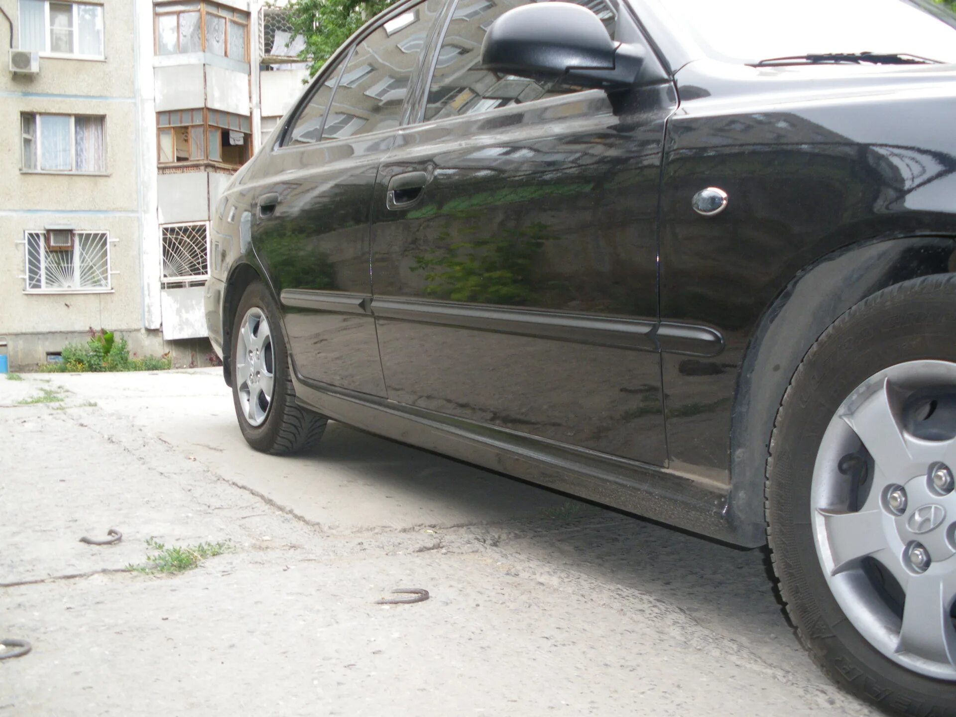 Пороги hyundai accent декоративные. Пороги акцент тагаз. Накладки на пороги хендай соната. Ремонтные пороги хендай акцент. Порог hyundai accent.