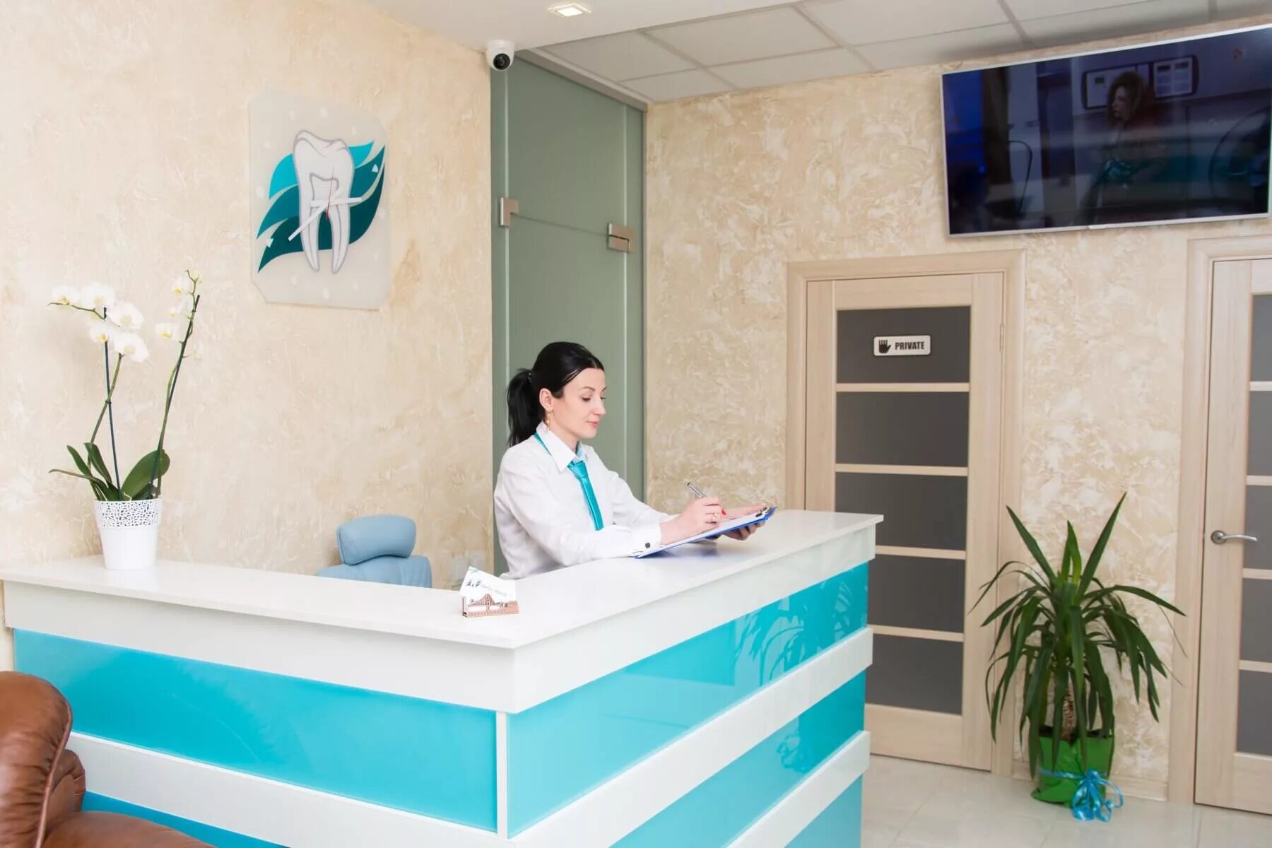 Администратор стоматологии у ресепшн. Администратор стоматологии. Ресепшн клиники с администратором. Администратор стоматологической клиники. Медицинский центр миллениум санкт-петербург лиговский.