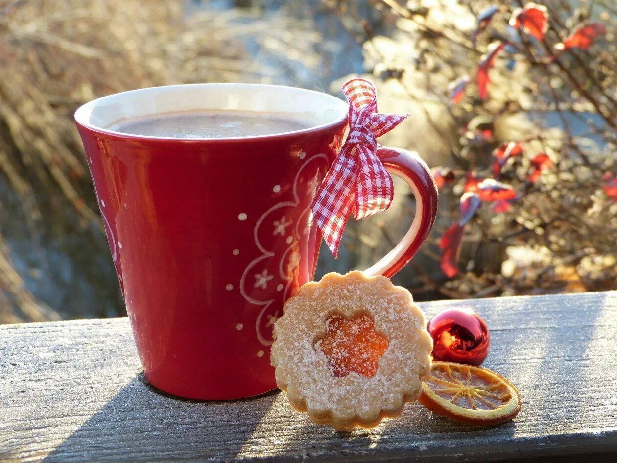 Снежное утро красивые. Чай зимний. Снежное утро. Утро кофе снег. Чашка чая зимой.