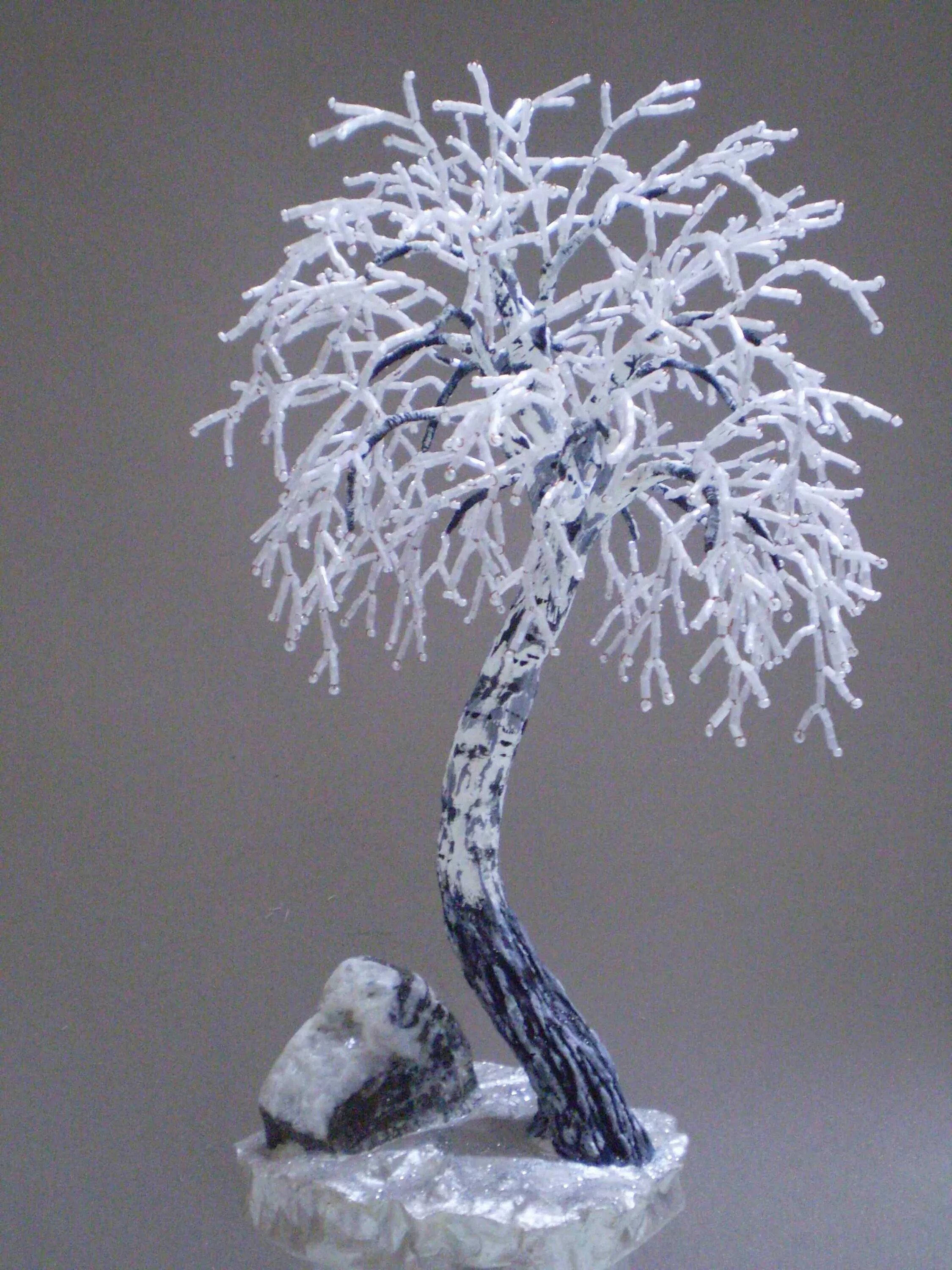 снежное дерево из бисера. зимнее дерево из бисера. ледяное дерево из бисера. зимние бисерные деревья. зимнее дерево из бисера.