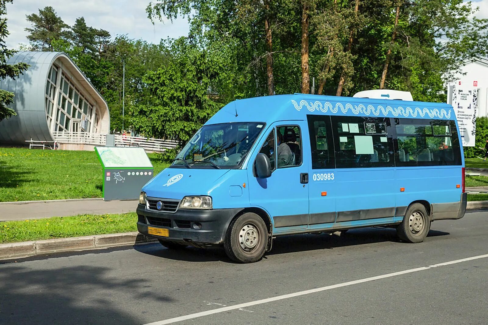 Общественный транспорт вднх. Автобус 533. 533 маршрутка. микроавтобус остановка. микроавтобус вднх.