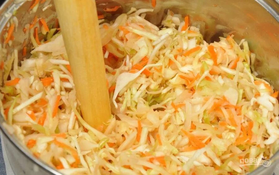 Капуста на зиму в кастрюле хрустящая. Соленая капуста. капуста квашеная. квашение капусты в бочках. соленая капуста в ведре.