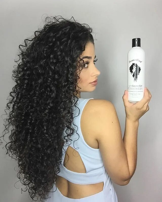 Bounce curl. Curl для волос. Спортивная кудрявая девушка. Для кудрявых волос Констант. Бренды для кудрявых волос.