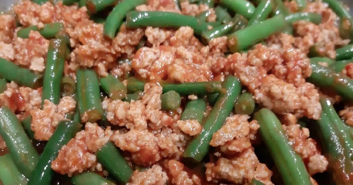 Фарш с фасолью стручковой. Стручковая фасоль с фаршем. фарш со стручковой фасолью. стручковая фасоль с фаршем на сковороде. из фарша и стручковой фасоли.