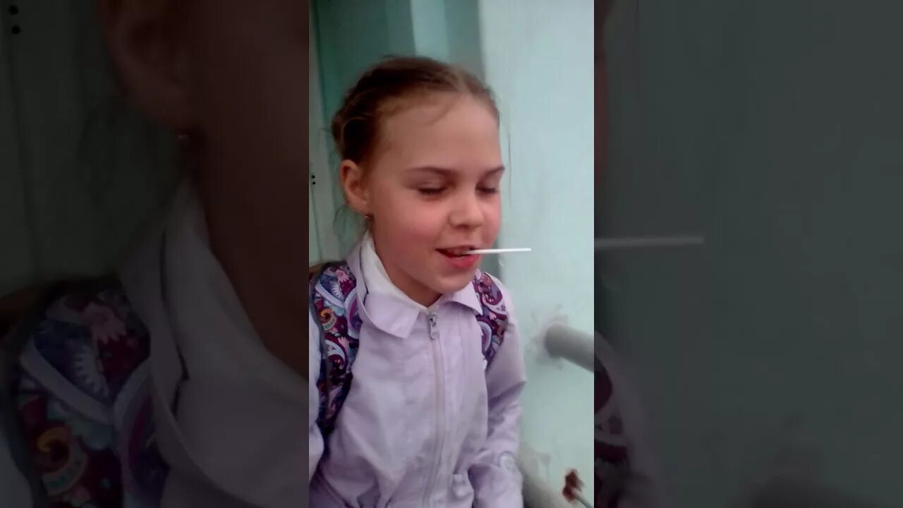 Курил 8 лет. Девочка курит в 10 лет. Девочка курит в 8 лет. Курящая девочка 10 лет. Девочка закурила в 10 лет.