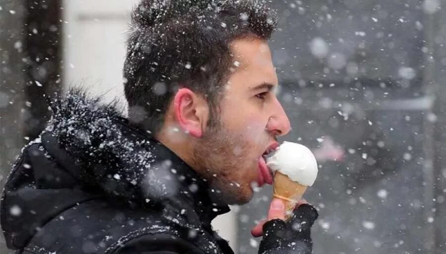 Мороженое при простуде. Мороженое зимой. Человек ест мороженое. Мороженое зимой на улице. Есть мороженое зимой на улице.