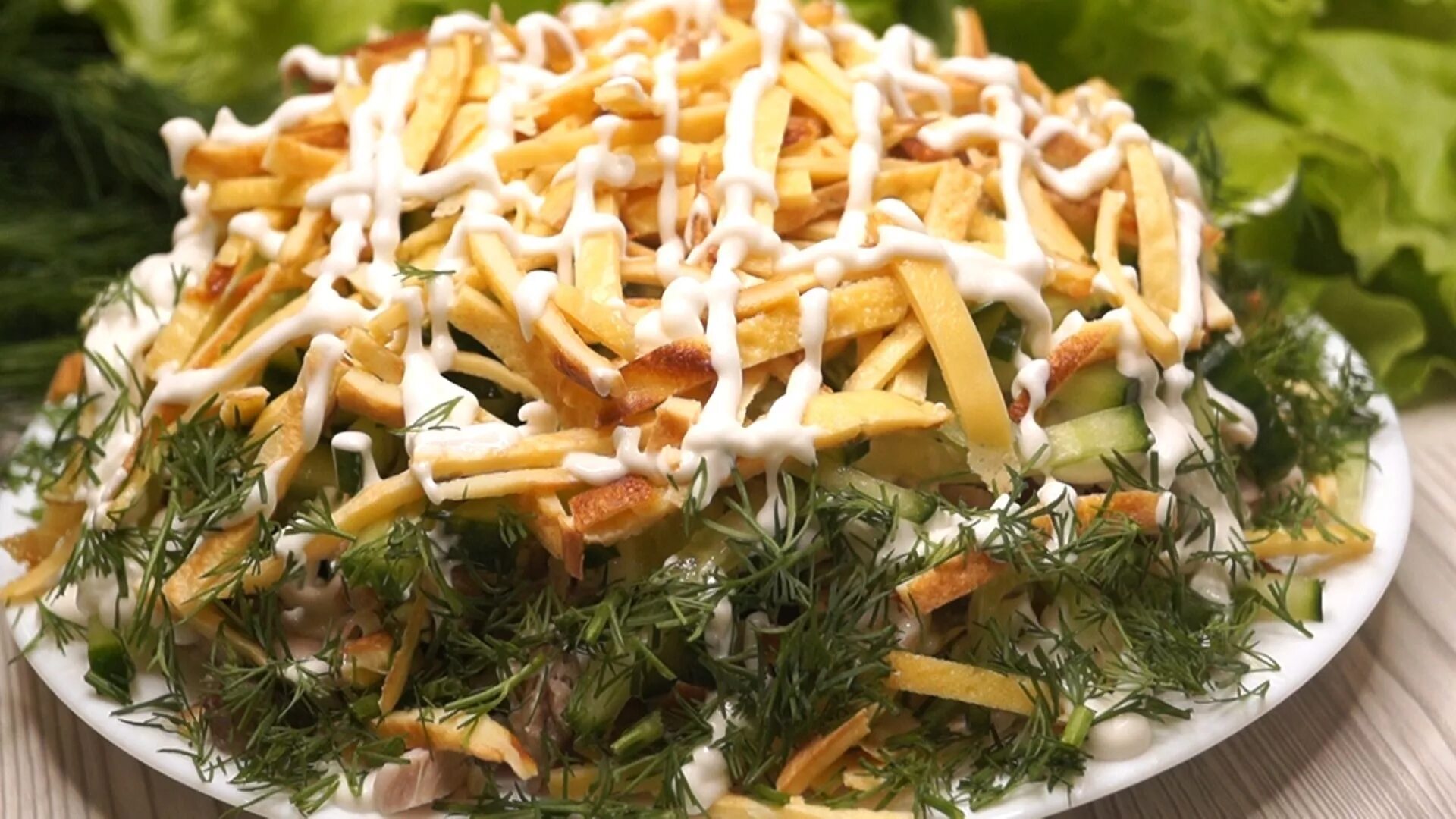 Блинный салат с копченой курицей. Салат соломка с копченой курицей. Салат с картофельной соломкой. Салат с картофельной соломкой и копченой курицей. Салат с картофельной соломкой и курицей.