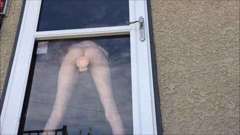 Подглядываем в окна как девушка смотрит порно (81 фото) .