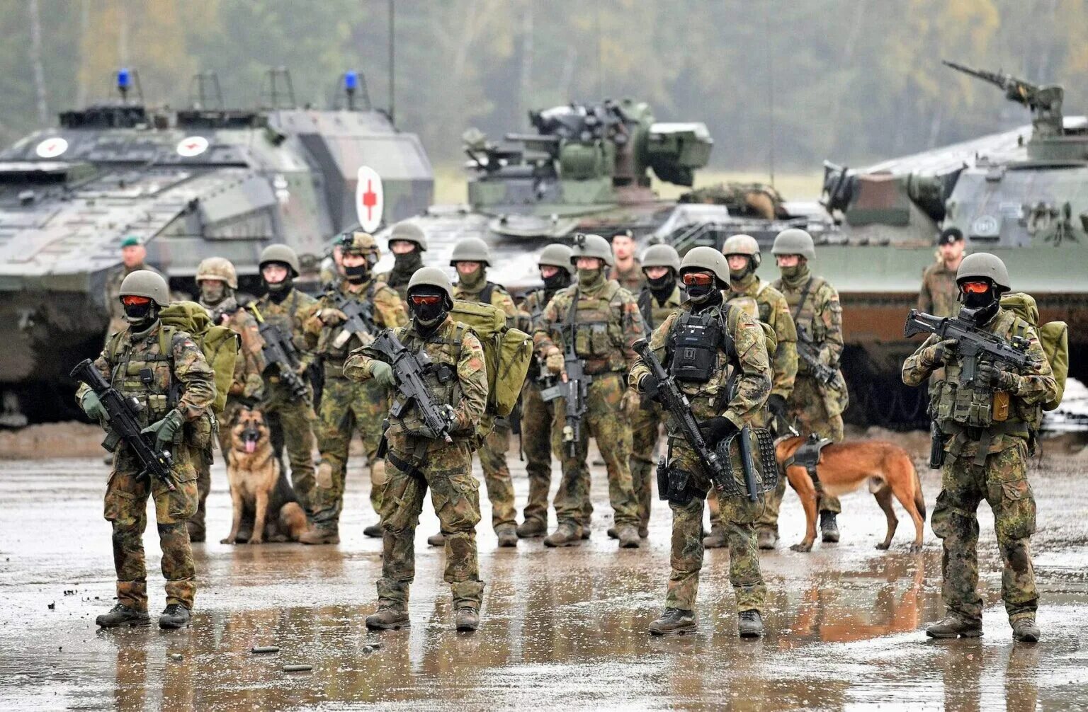 Бундесвер военные. Армия Бундесвера. Армия Германии Бундесвера. Германская армия Бундесвер. Немецкая армия Бундесвер.