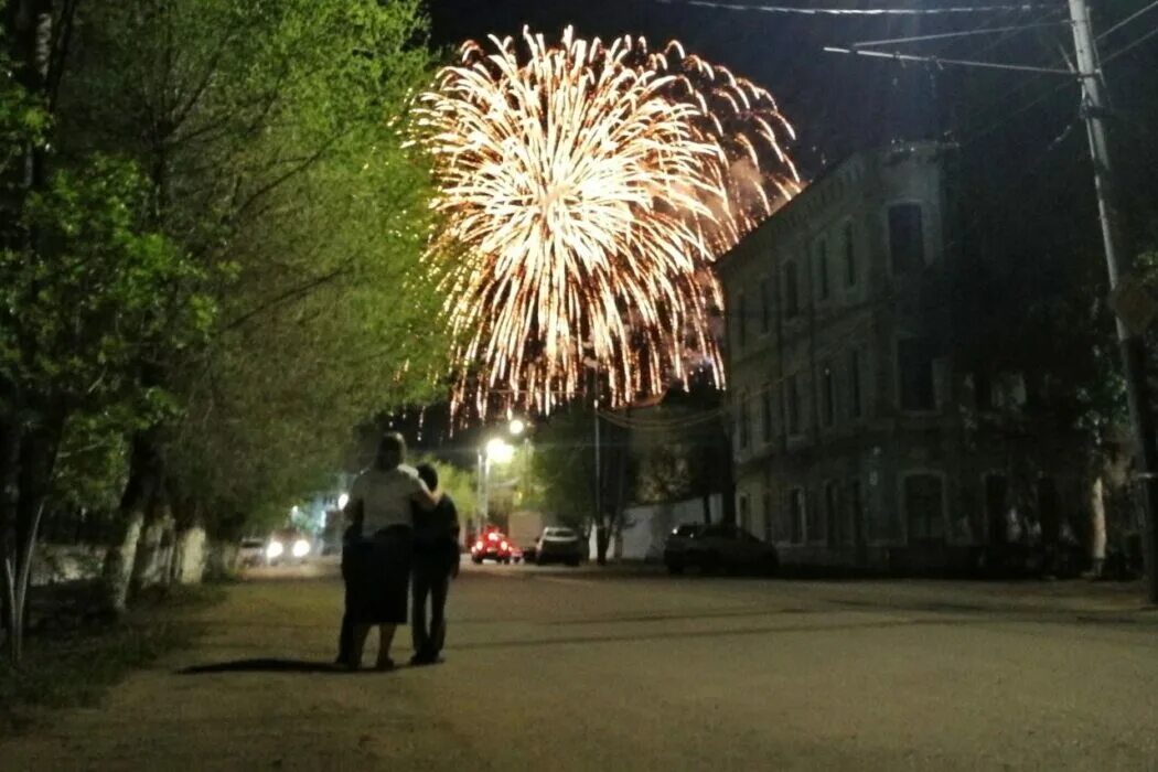 День рождения оренбург. Салют оренбург. салют парк победы 9 мая 2025. парк салют победа оренбург 2025. салют бузулук.