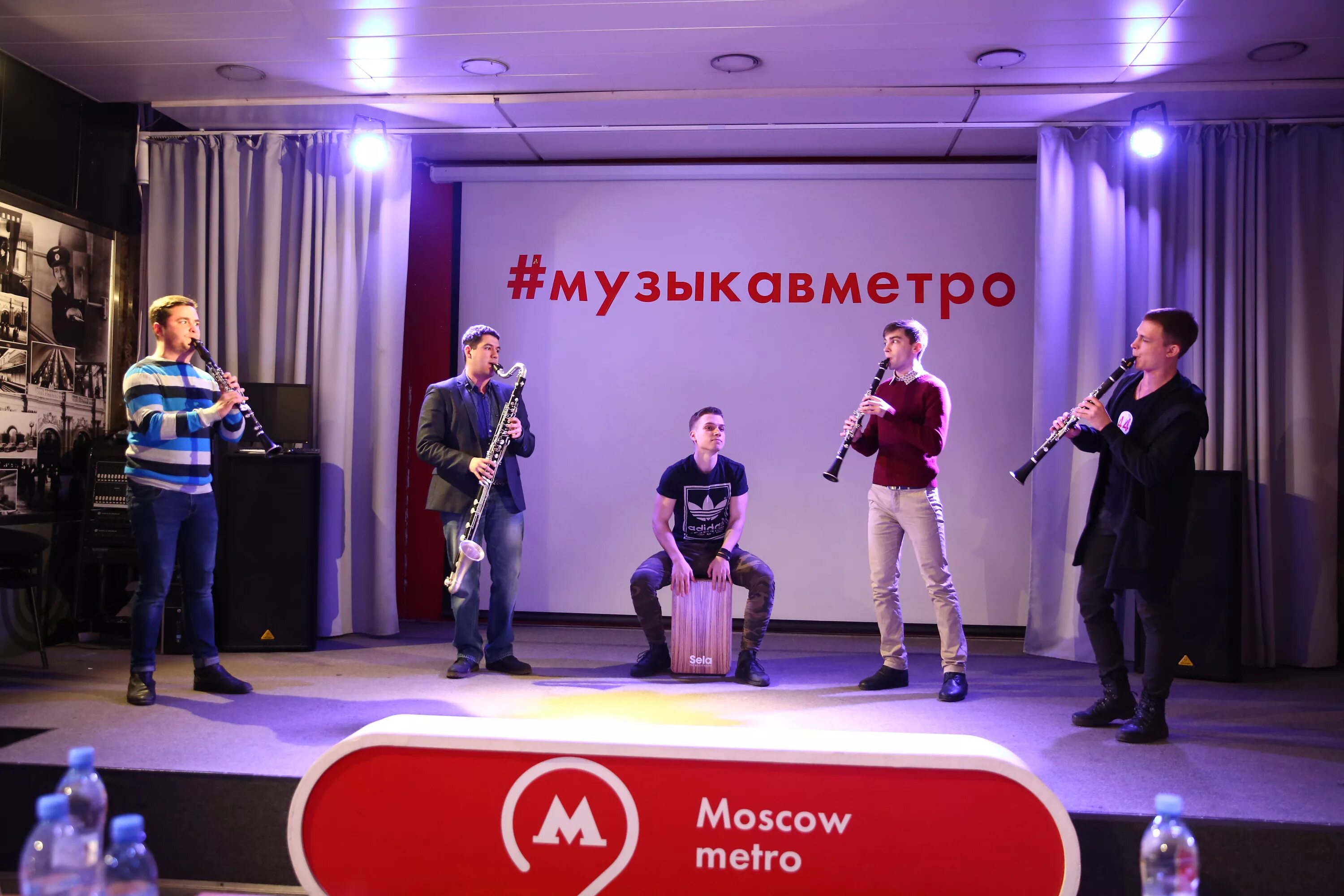 Место для музыкантов в метро. Песня метрополитен. Nemiga певица. Уличные музыканты в метро. Проект "музыка в метро" в москве.