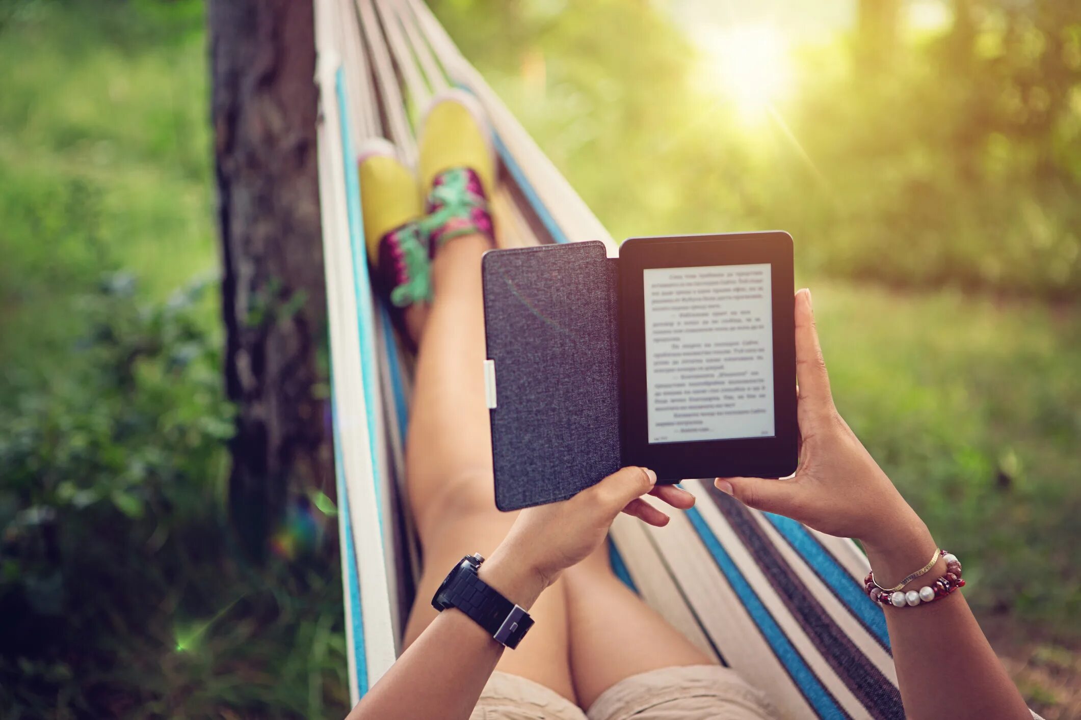 Лето с книгой. Чтение книг. Чтение на природе. Девушка с книгой. Сайт с электронными книгами