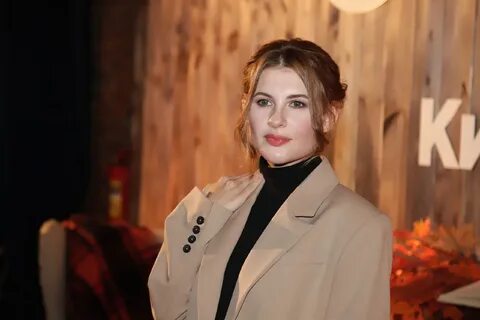 Uxlayotgan qizni qaroqchilar sikishdi