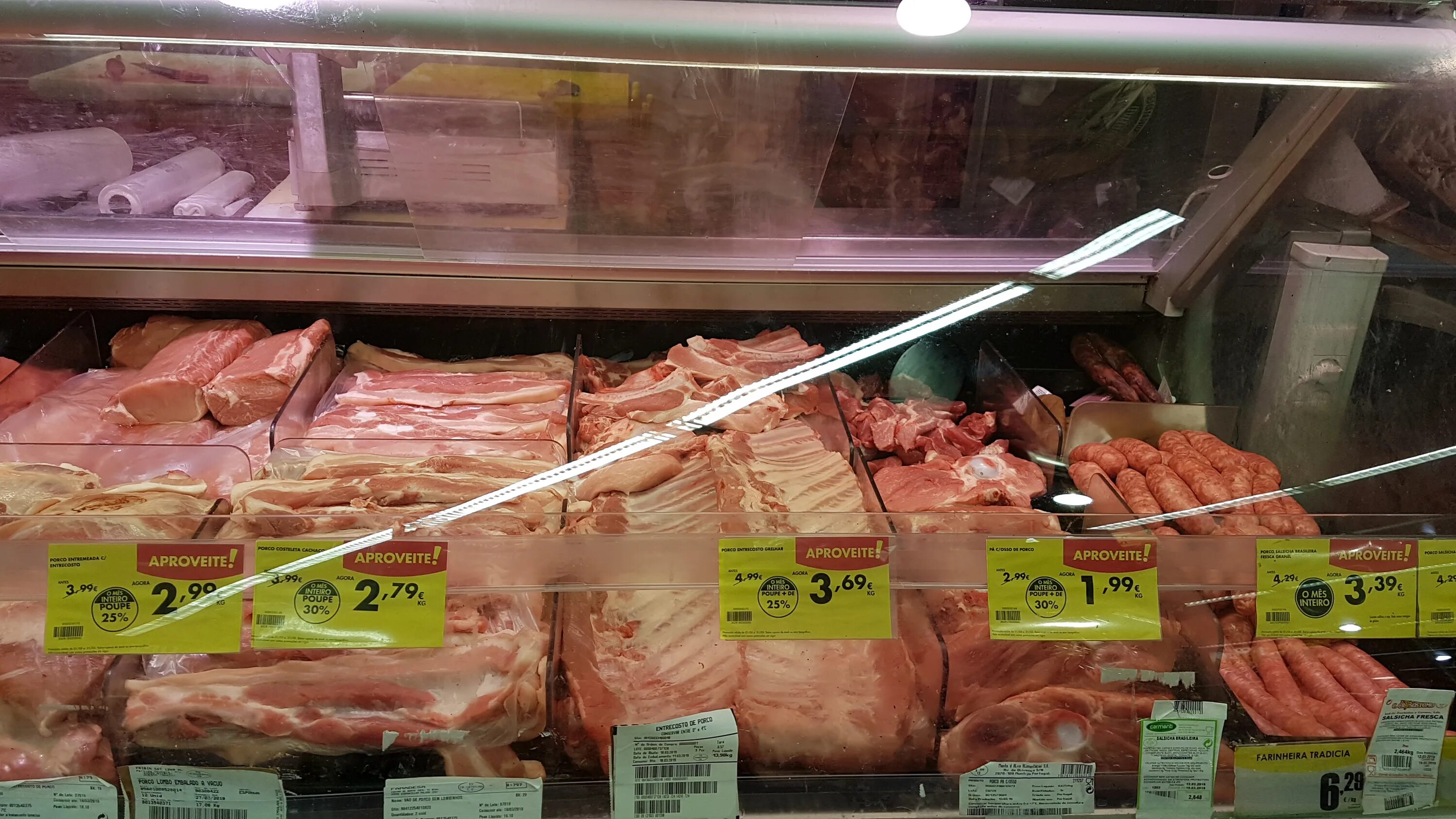 Сколько стоит 5 кг мяса. Супермаркет Лиссабон. Португалия продуктовые магазины в Лиссабоне. Сколько стоит мясо в Европе.