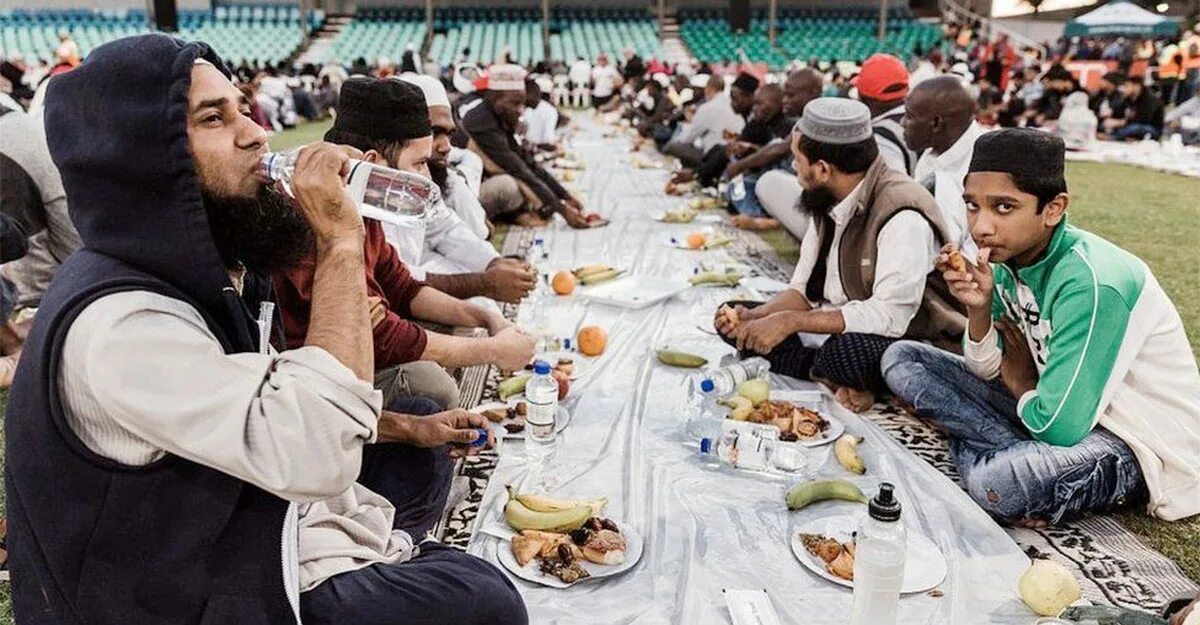 В рамадан едят мясо. Пост Рамазан ифтар. Ифтар Шейх Назим. Трапеза мусульман.