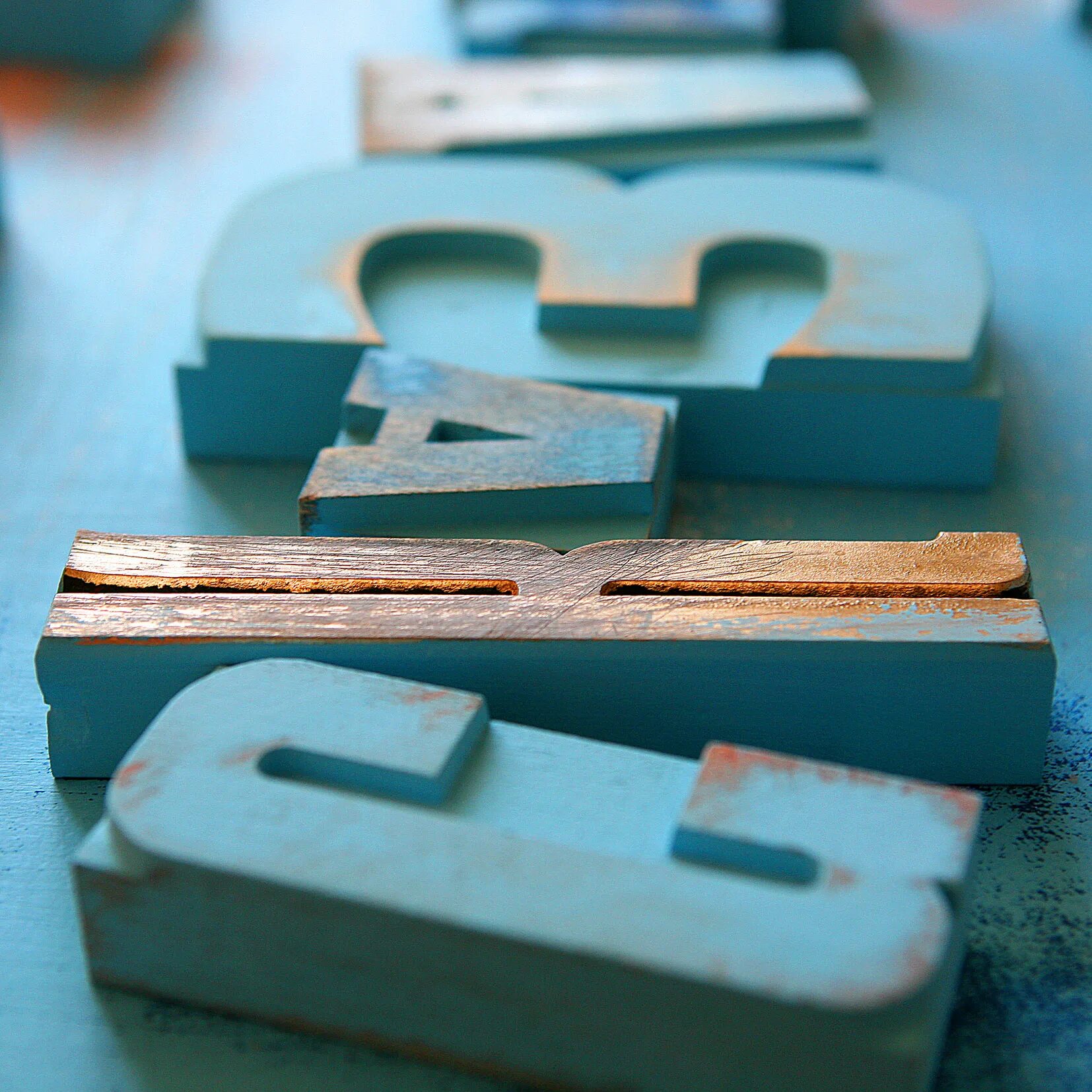 типографический плакат. размер шрифта кегль. размер типографской литеры 5 букв. размер типографской литеры 5 букв. литера.