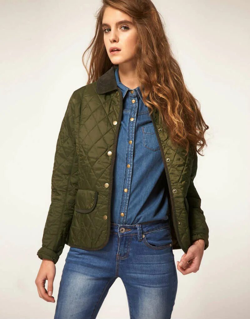 Barbour jacket queen. Стеганая куртка луки. Стеганая куртка рубашка женская с чем носить. Пуховик оверсайз стрит стайл 2020. Модные луки со стеганной курткой.